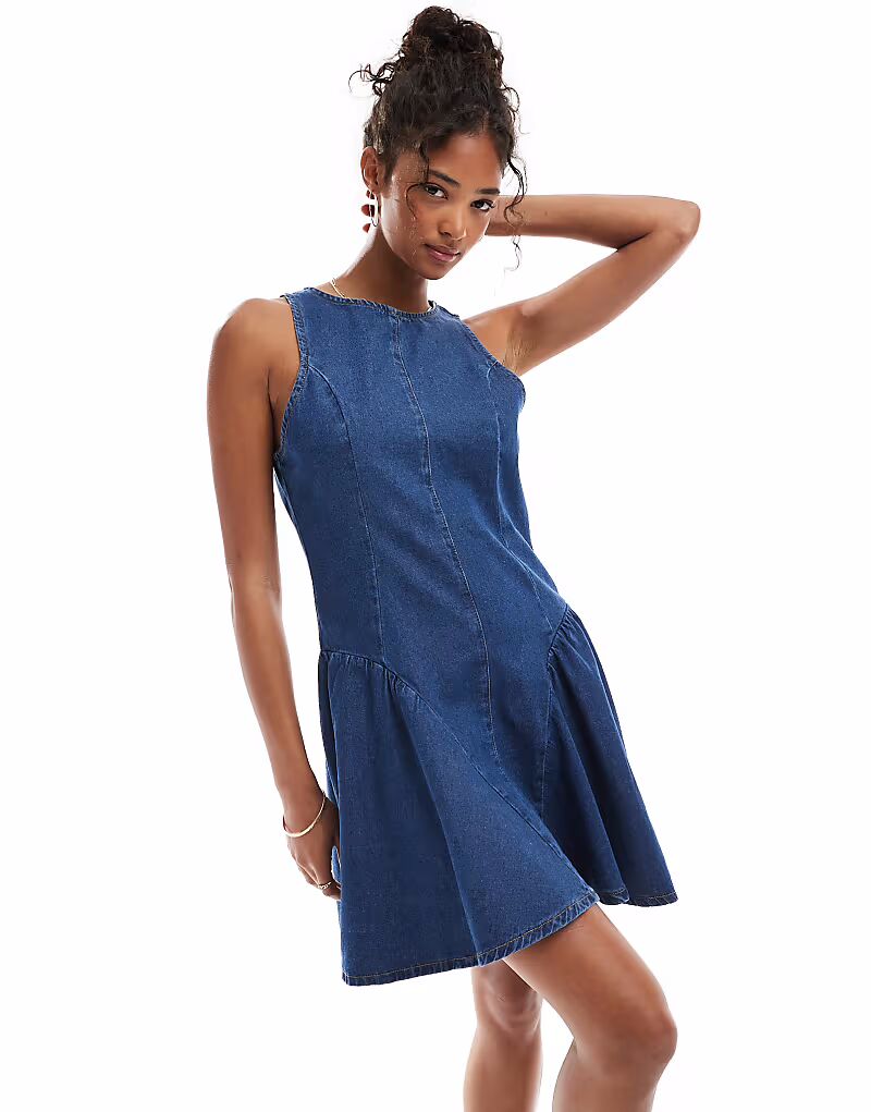 

Джинсовое мини-платье ASOS DESIGN со сборками на бедрах, средне-синего цвета