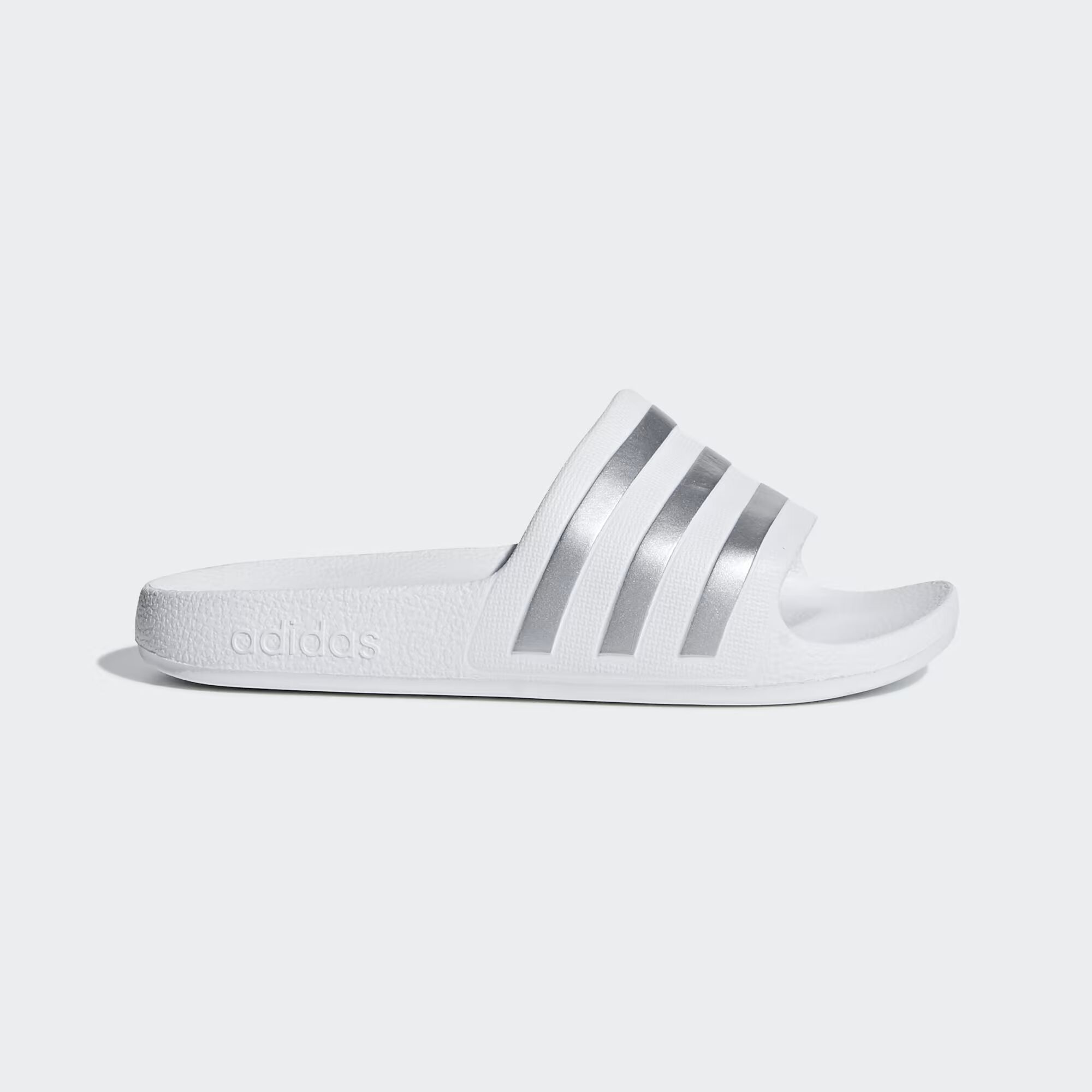 

Шлепанцы Adilette Aqua Adidas, цвет Cloud White/Silver Metallic/Cloud White