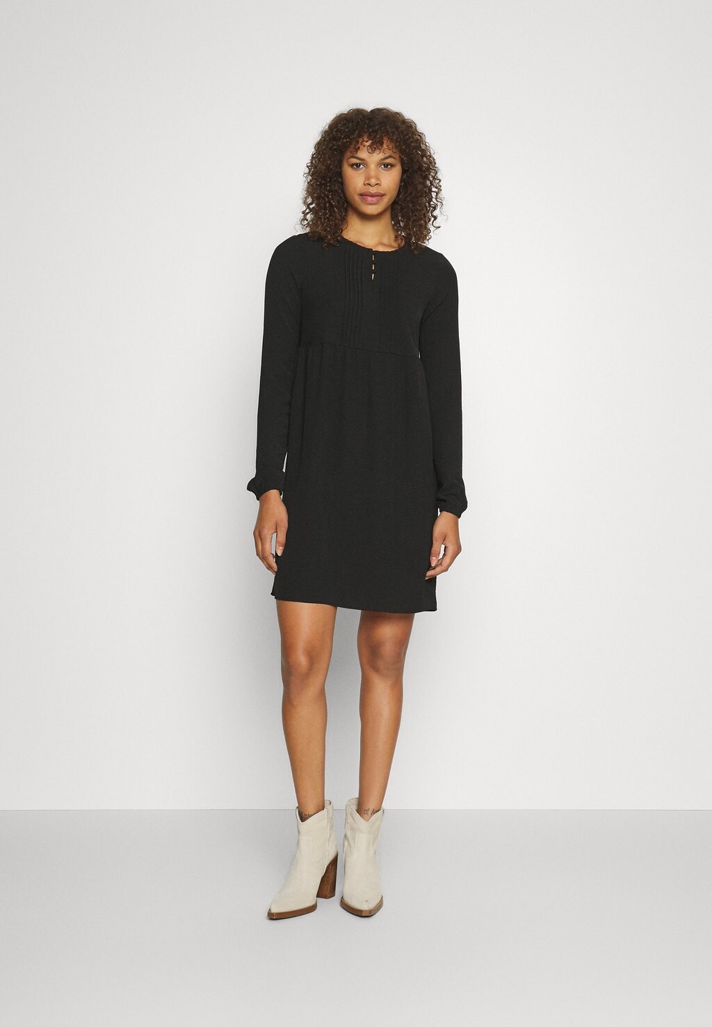 

Летнее платье Vmalva Short Pleat Dress Vero Moda, черный