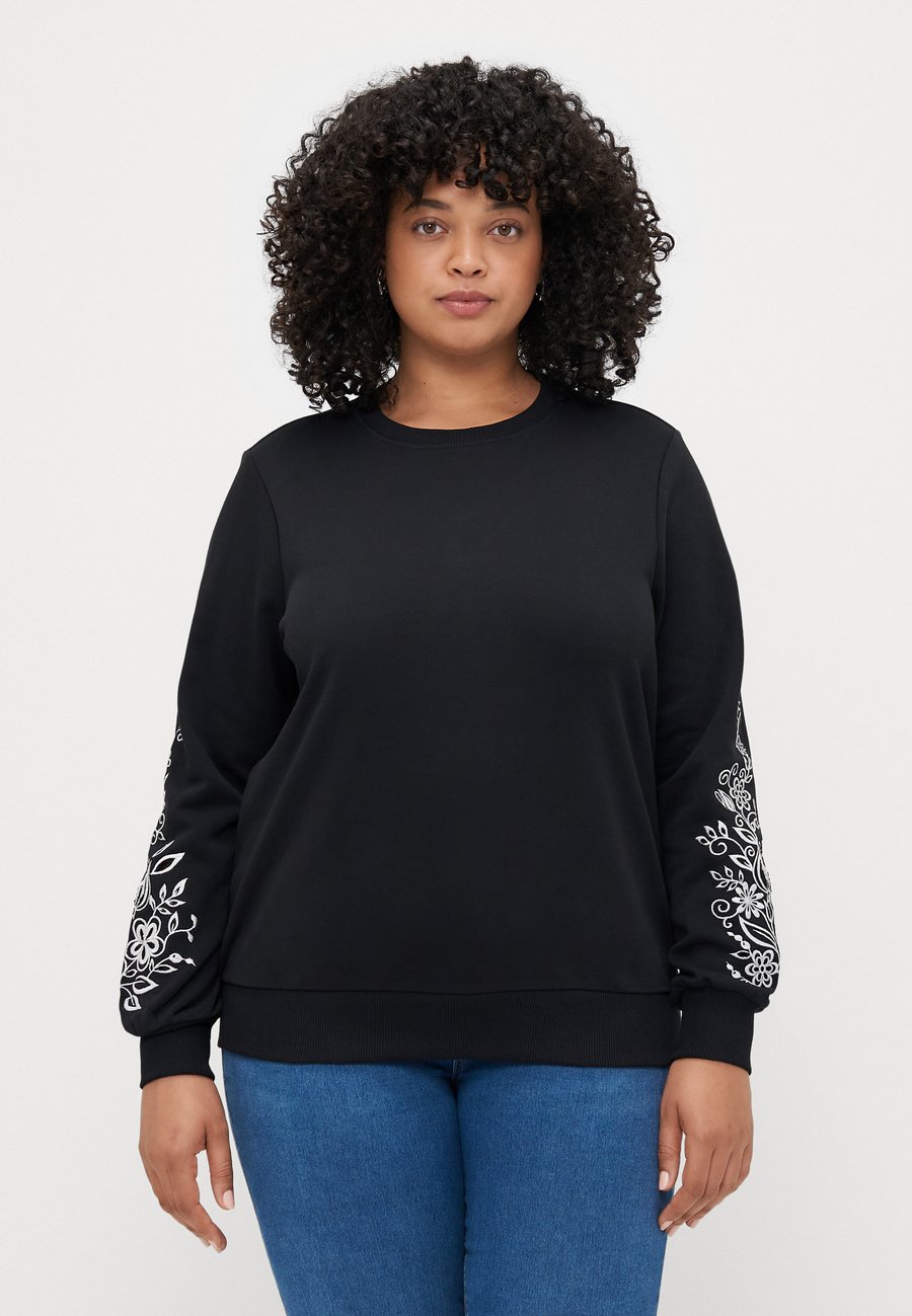 

Толстовка ONLY Carmakoma CARJENNA O NECK , Black/White/Black