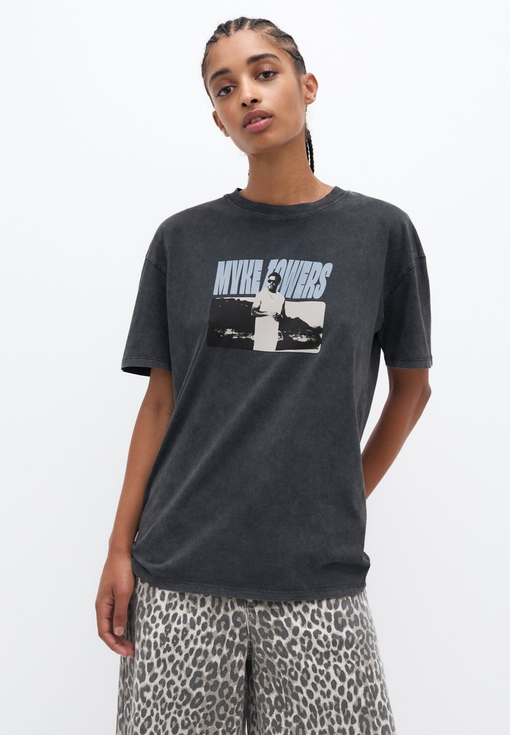 

Футболка с принтом MYKE TOWERS PULL&BEAR, черный