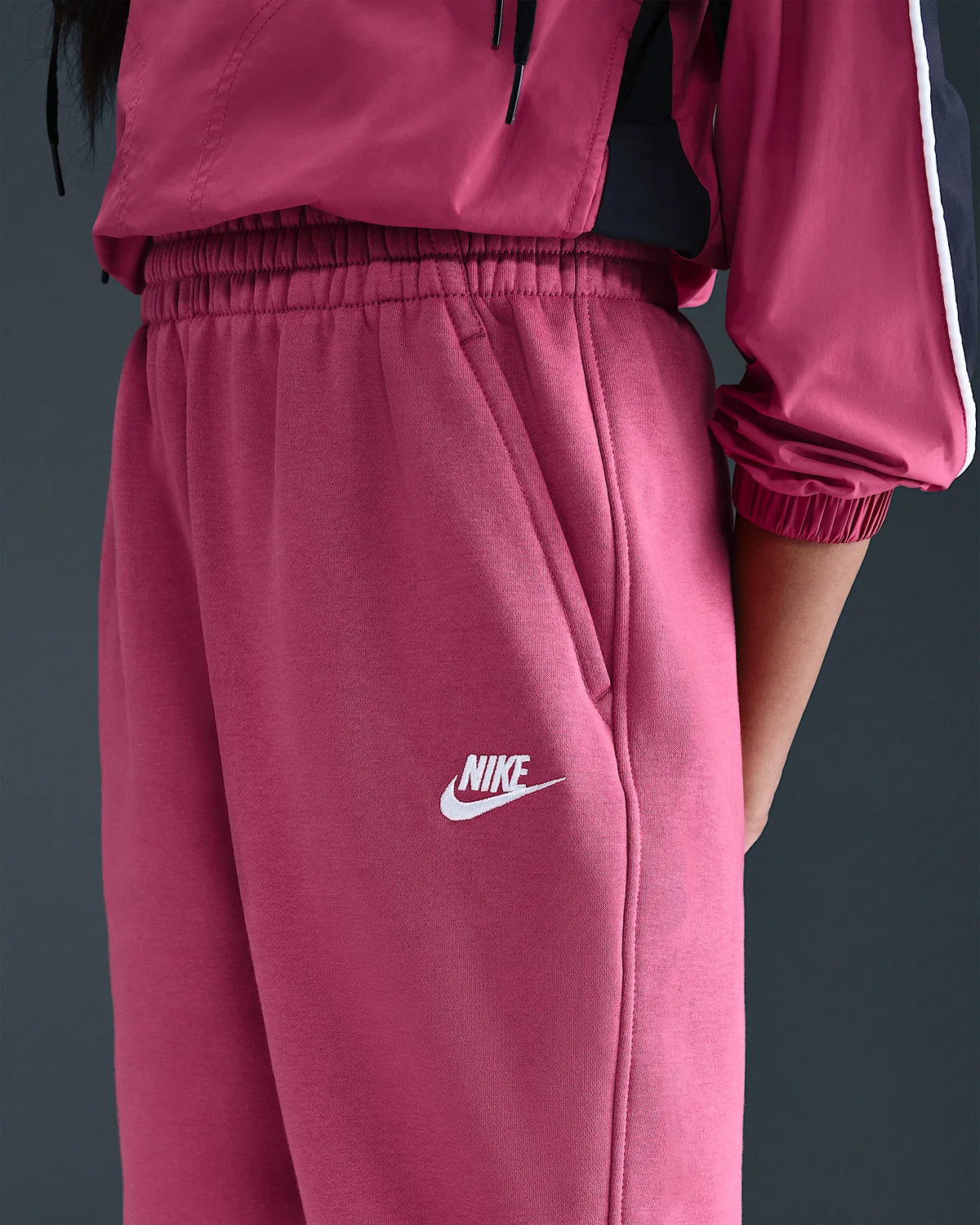 Детские свободные штаны Nike Sportswear Club Fleece, Sweet Beet/Sweet Beet/White — фото 2