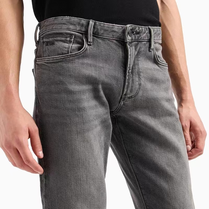 Джинсы J06 заниженные с логотипом-нашивкой облегающие EMPORIO ARMANI, серые — фото 4