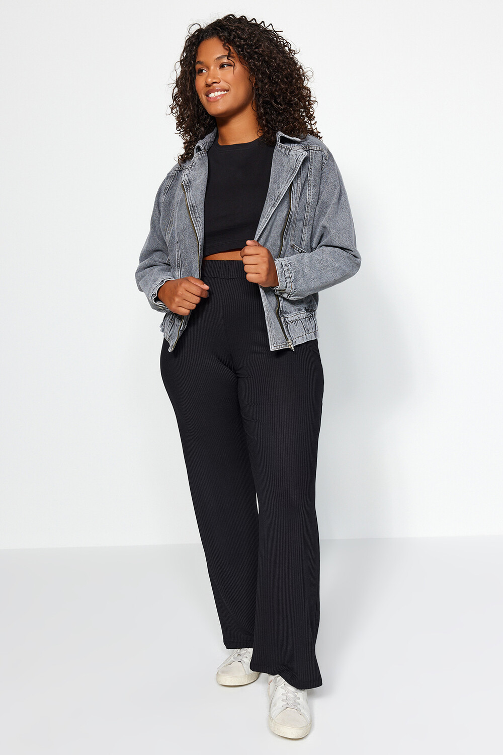 

Брюки больших размеров – черные – широкие штанины Trendyol, черный