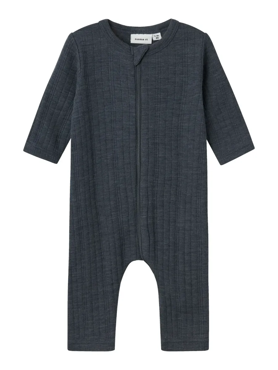 

Пижама Name It "NBMWANG WOOL NEEDLE NIGHTSUIT SOLID NOOS", изготовлена ​​из чистой шерсти мериноса, синий