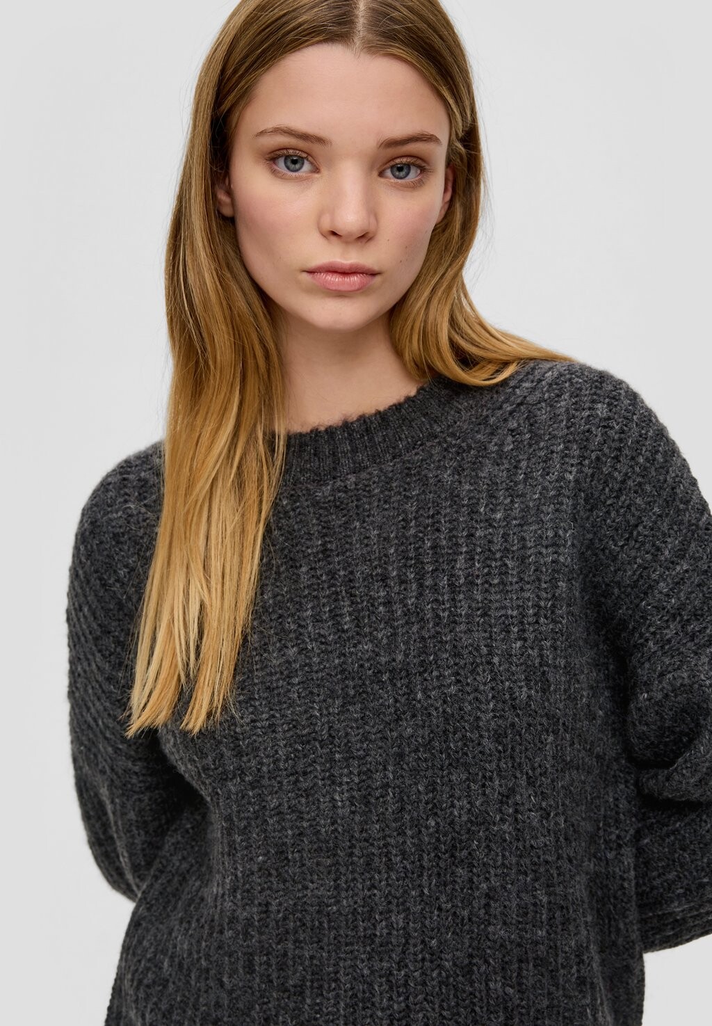 

Джемпер MIT ÜBERSCHNITTENEN SCHULTERN QS, цвет Mottled Black