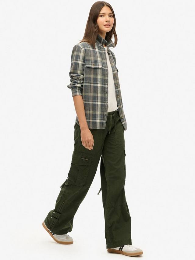 Широкие брюки-карго с низкой посадкой Superdry, цвет Surplus Goods Olive Green — фото 3