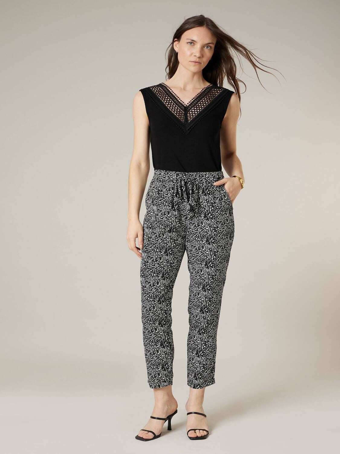 

Deeluxe Брюки с зауженным низом 'Edisia' в черном цвете