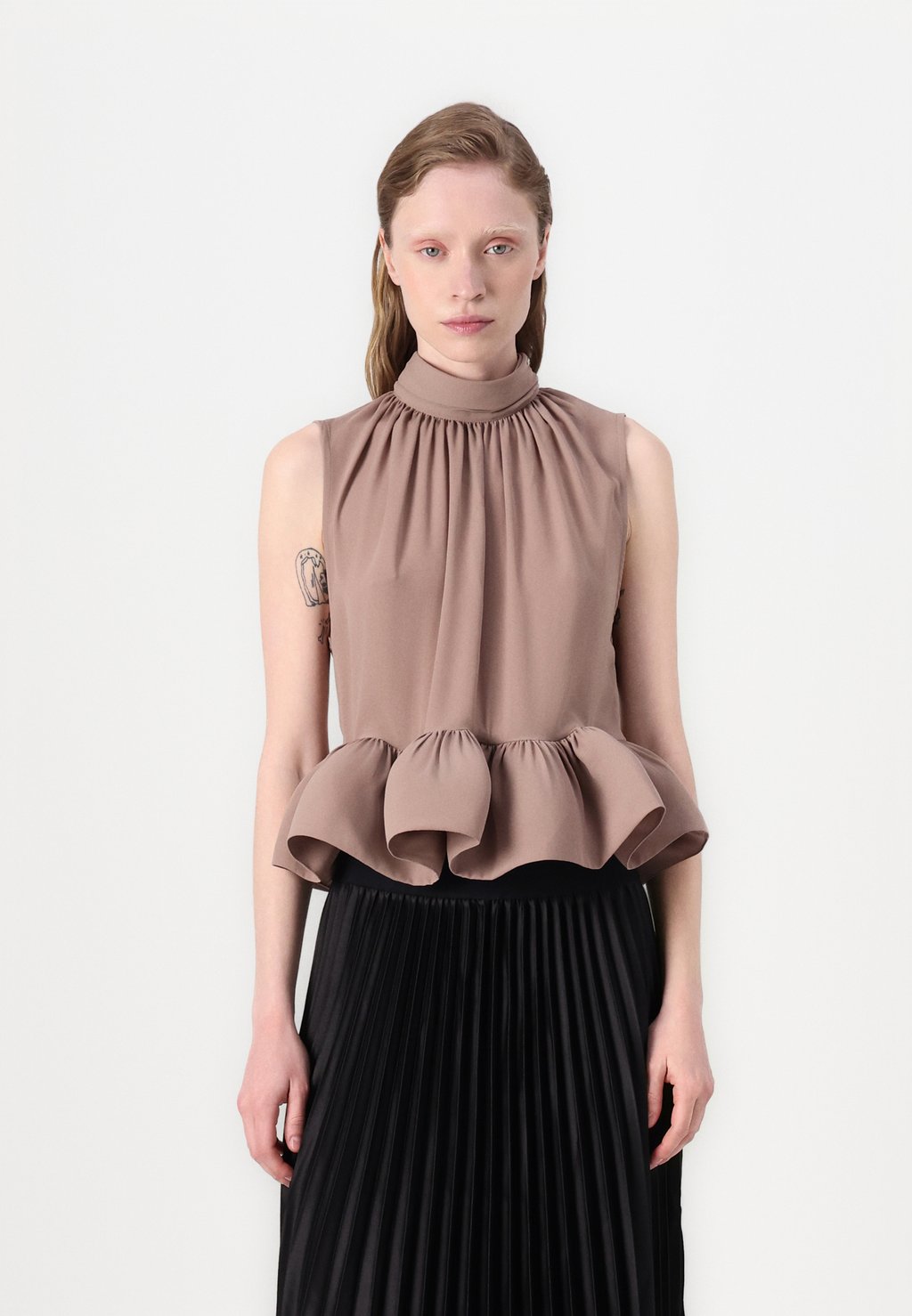 

Блуза LUNE HALTERNECK FRILLED BLOUSE Malina, серо-коричневый