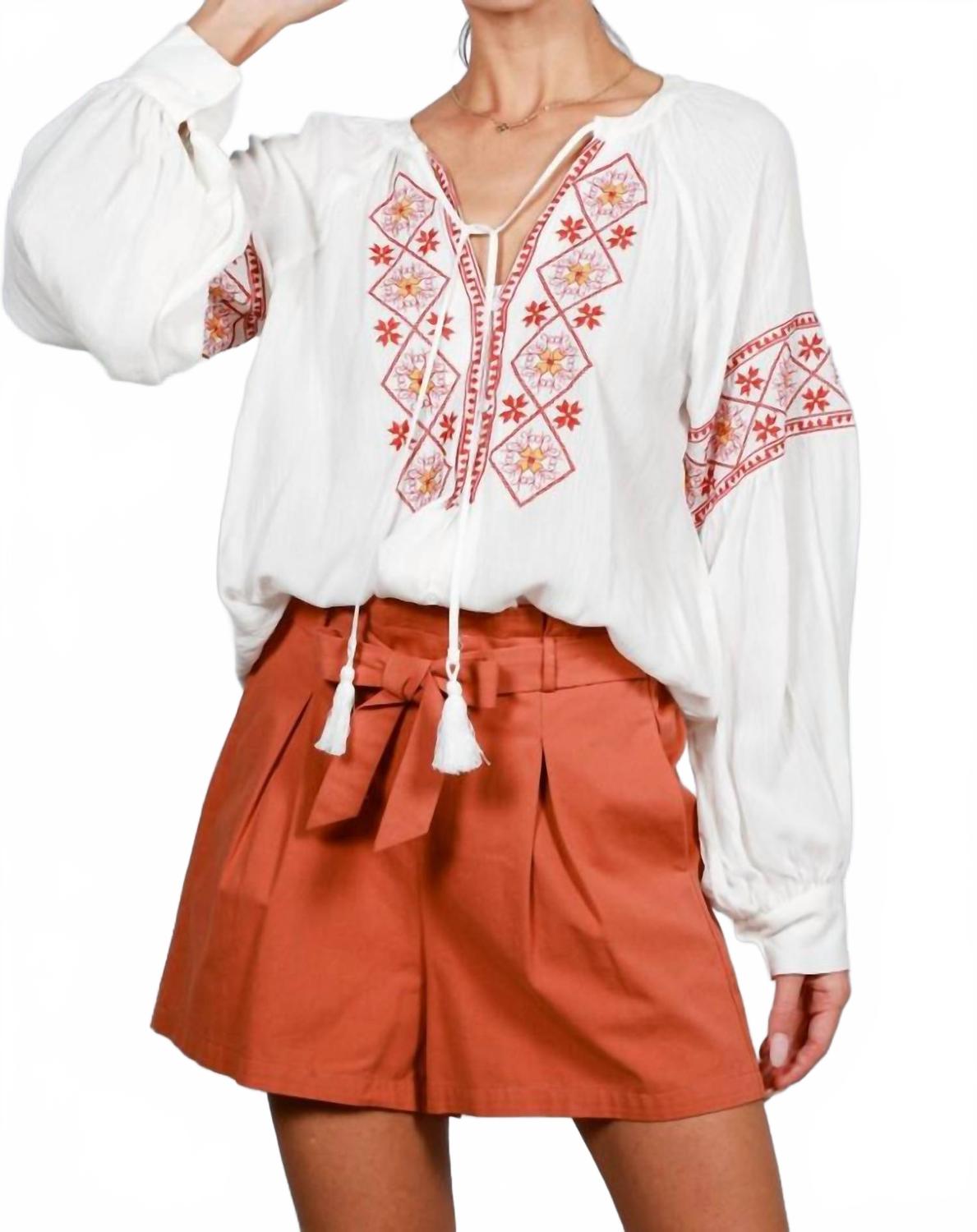 

Богемная блузка с вышивкой и отделкой кистями на воротнике в кремово-рыжем цвете Vine & Love