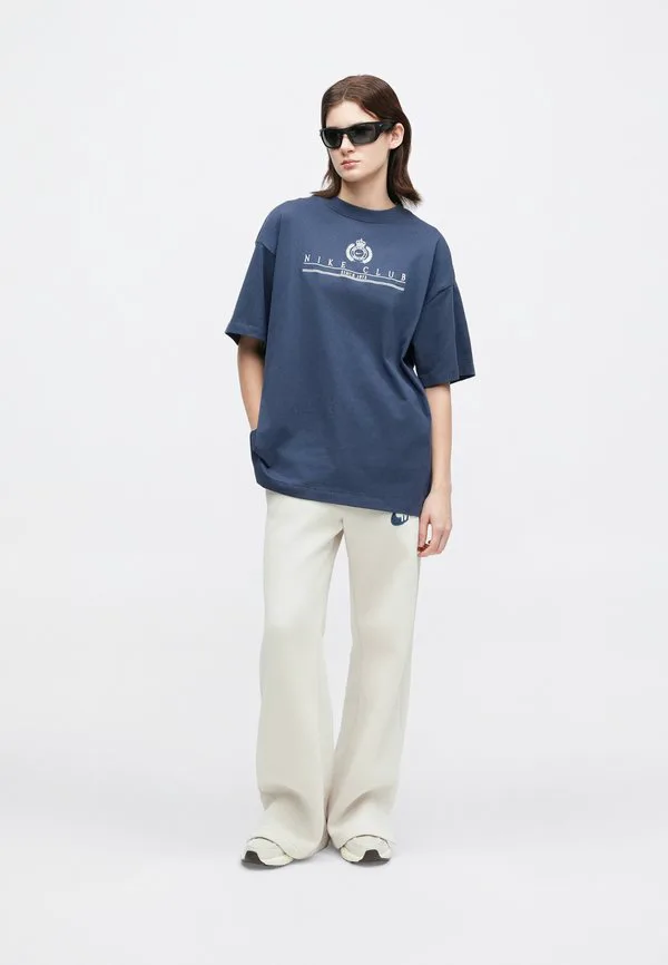 Классическая футболка с принтом Nike Sportswear, Thunder Blue/Sail — фото 3
