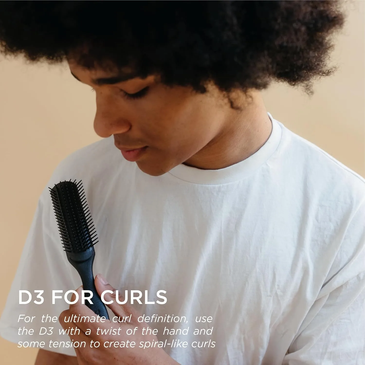 Denman D3 Original Curl Definer & Styler, щетка для вьющихся волос для женщин и мужчин - 7 рядов для распутывания и формирования локонов, щетка для гладких и четких завитков, All Black — фото 3