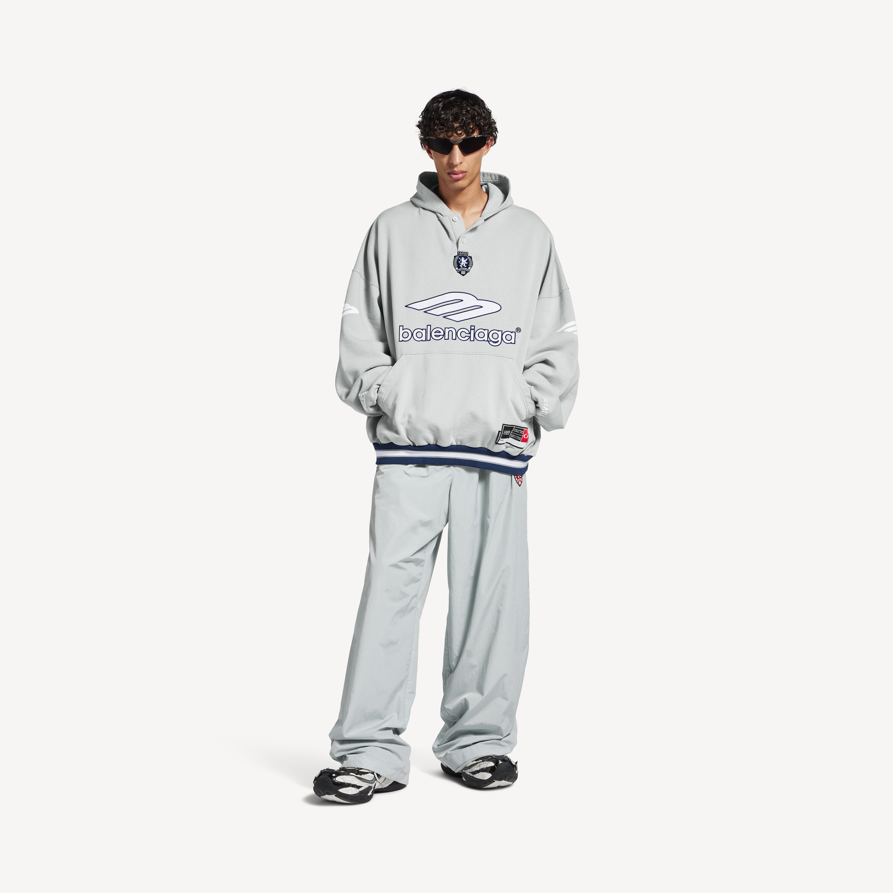 

Мужское худи-поло 3b в футбольном стиле серо-белого цвета BALENCIAGA, серый/белый