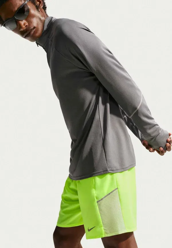 Шорты спортивные Nike Performance M nk df miler 7in 2in1 short, цвет вольт айс/барели вольт/рефлектив сильвер — фото 4