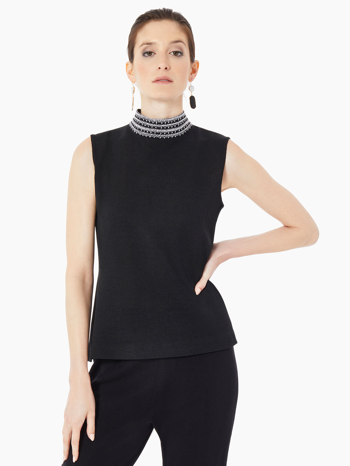 

Трикотажная майка с вышитой отделкой и ложным воротом Misook, цвет black/new ivory