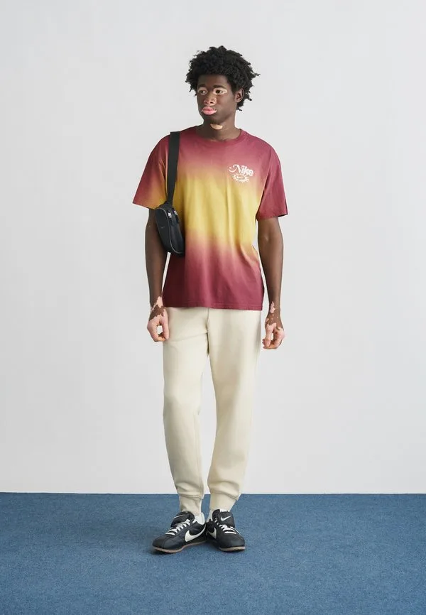 Футболка с принтом "tee dunk" Nike Sportswear, Buff Gold Coloured/Tattoo — фото 2