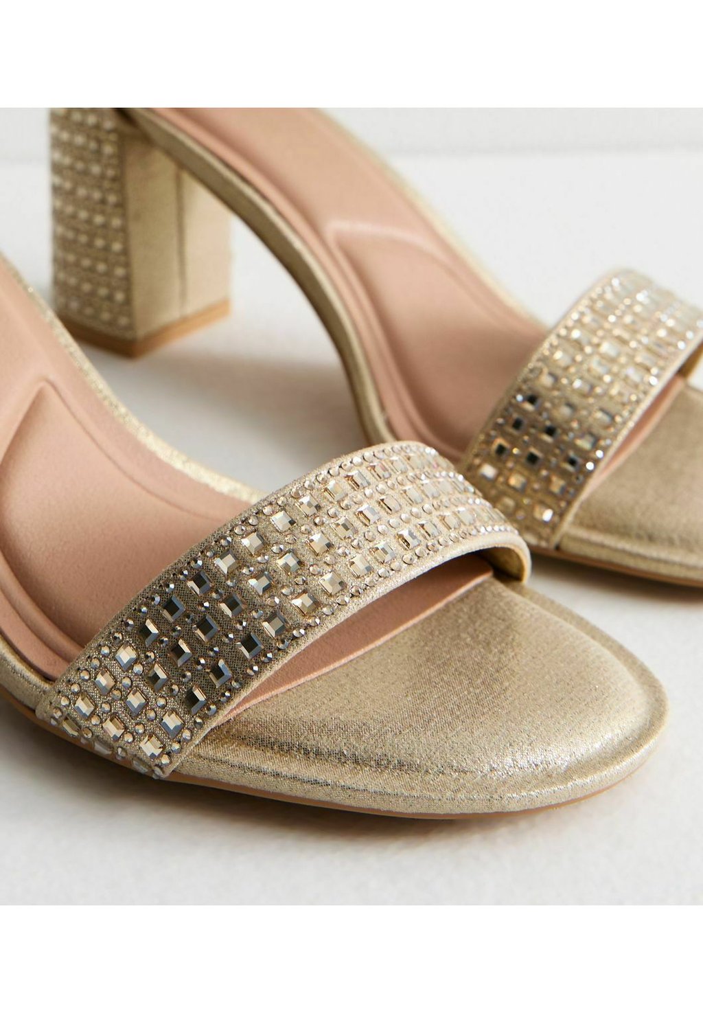 Босоножки на высоком каблуке WIDE FIT GOLD EMBELLISHED BLOCK HEEL SANDALS New Look Wide Fit, золотой — фото 4