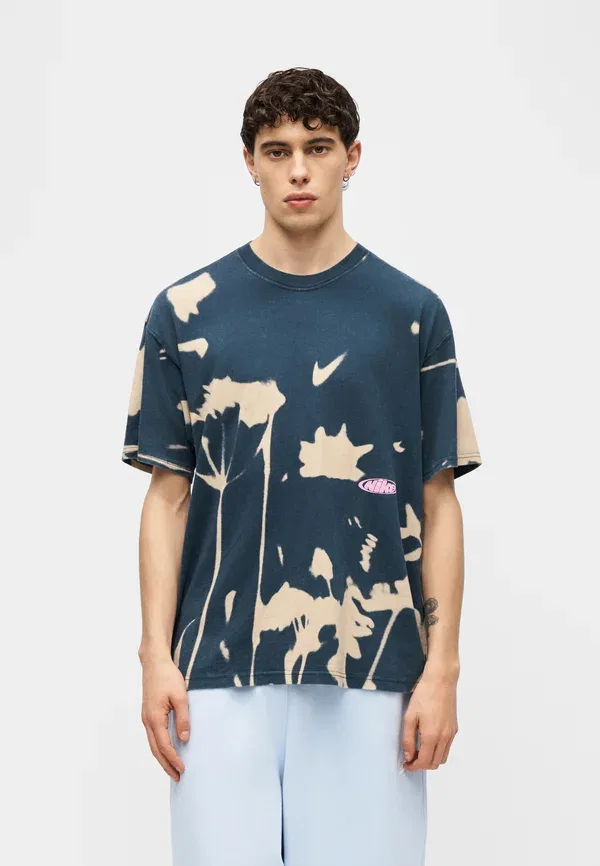 Футболка с цветочным принтом Nike Sportswear, тёмный обсидиан/песчаный дрейф — фото 4