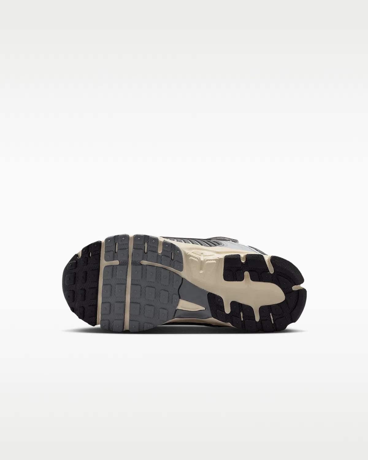 Детские кроссовки со светоотражающими элементами Nike Vomero 5, Iron Grey/Metallic Silver/Coconut Milk/Chrome — фото 2