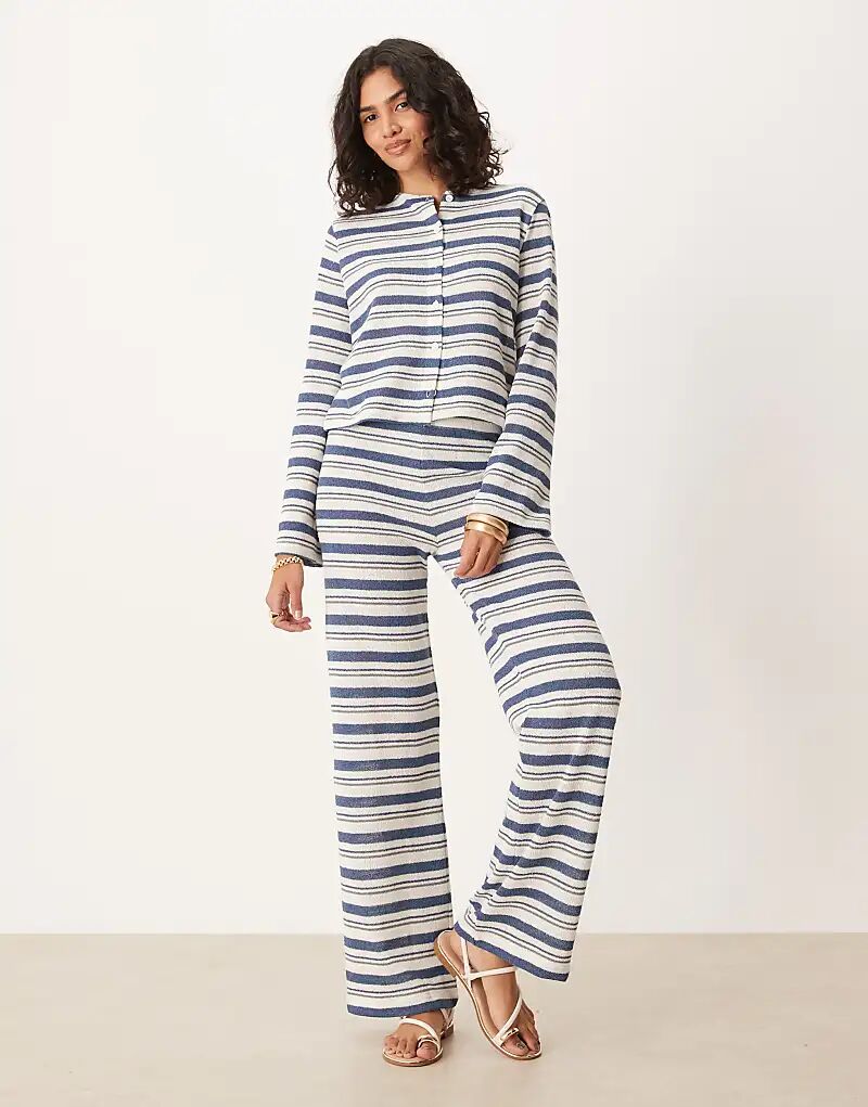 

Брюки в полоску цвета слоновой кости от ASOS DESIGN — часть комплекта