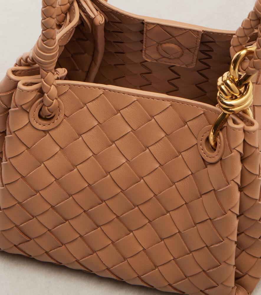 Сумка-тоут из кожи Intrecciato Parachute Small Bottega Veneta, Biscuit-M Brass — фото 3