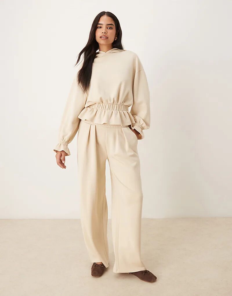 

Мягкие джоггеры Cupro ASOS DESIGN с широкими штанинами в цвете «песок»