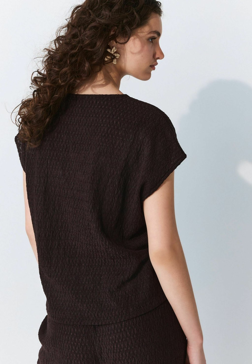 Футболка с принтом REGULAR FIT SHORT SLEEVE V-NECK Next, коричневый — фото 3