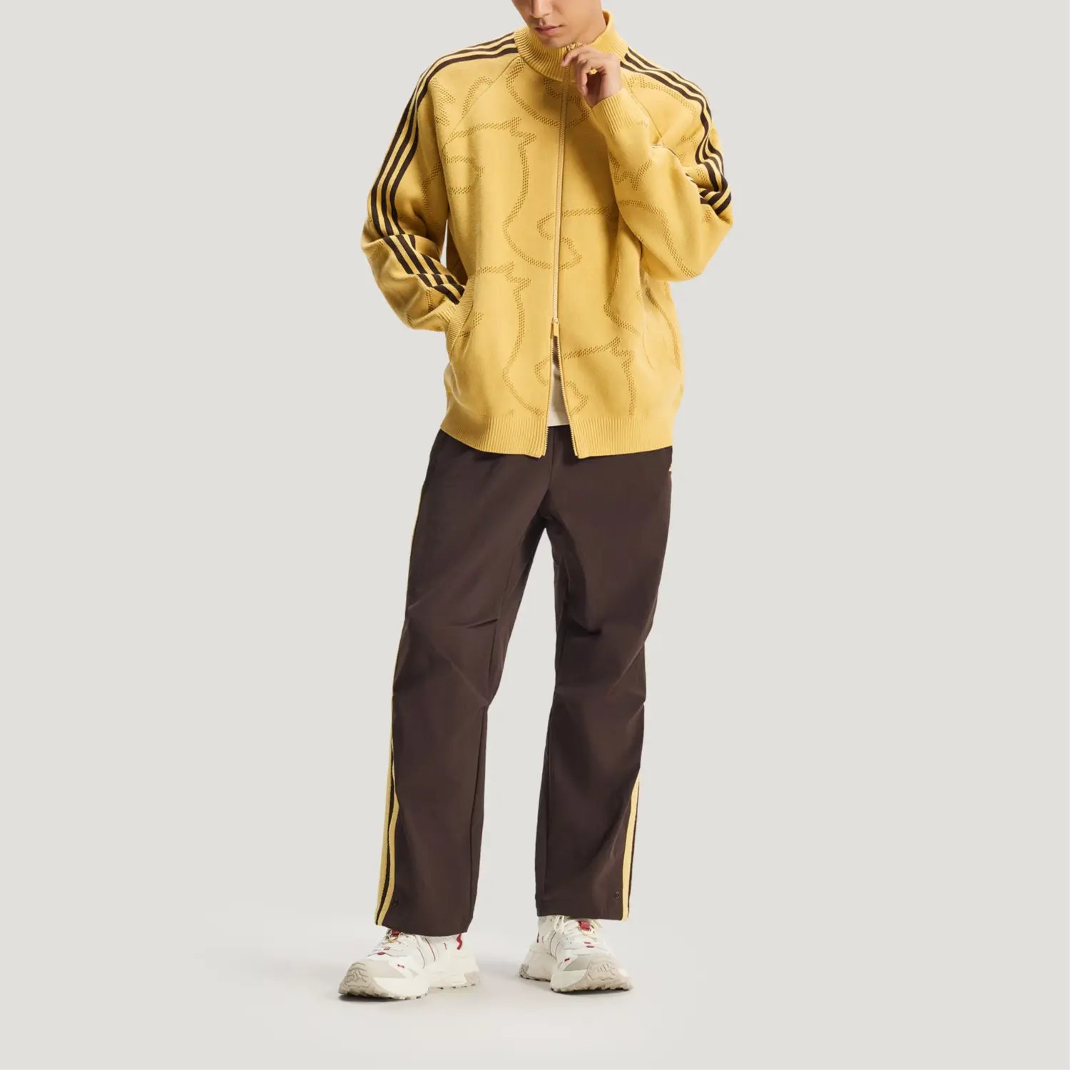 Adidas Мужской трикотажный кардиган CNY Knitwear желто-черного цвета с воротником-стойкой средней высоты — фото 4