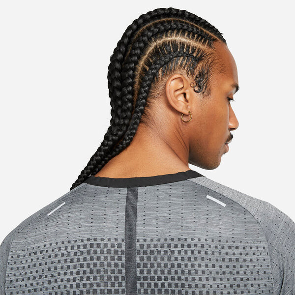 Футболка Nike Tech Knit Ultra Short-Sleeve 'Grey', серый — фото 3