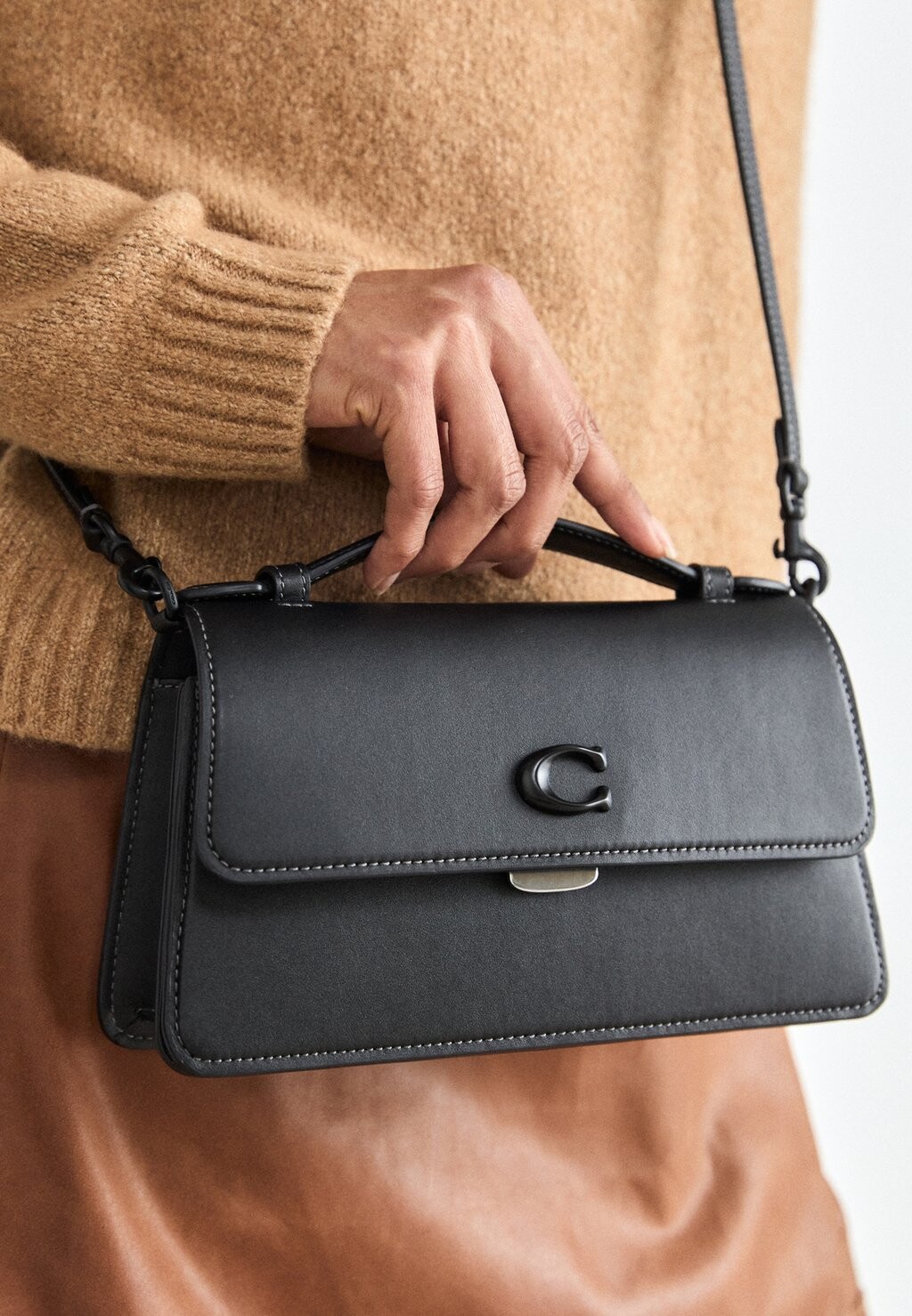 

Сумочка Glovetanned Juno Coach, черная
