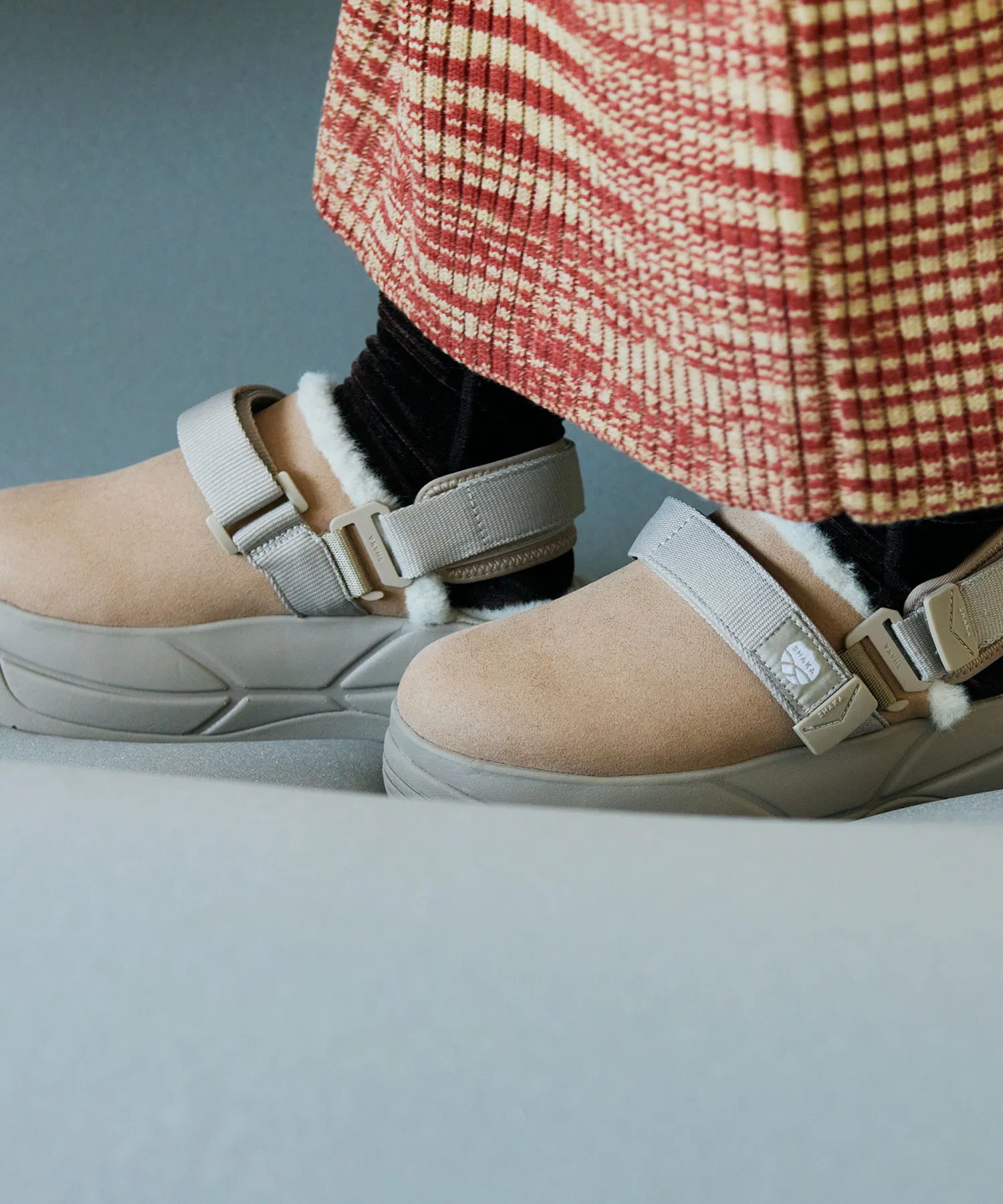 Унисекс сабо на толстой подошве SHAKA SNUG CLOG MOUTON CHUNKY коричневые