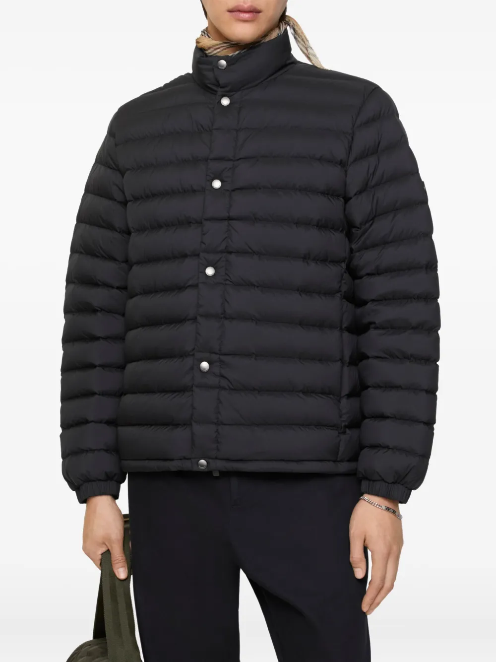 Пуховик BURBERRY с нашивкой-логотипом, воротник-стойка, черный — фото 2