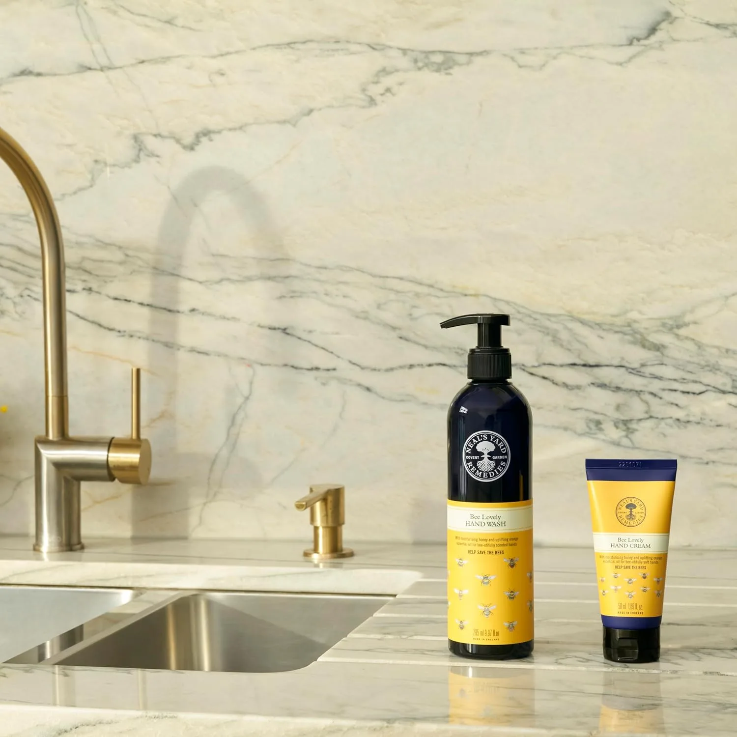 Жидкое мыло для рук Neal's Yard Remedies Bee Lovely, нежное и питательное, с ароматом эфирных масел мандарина и апельсина, 295 мл., orange — фото 4