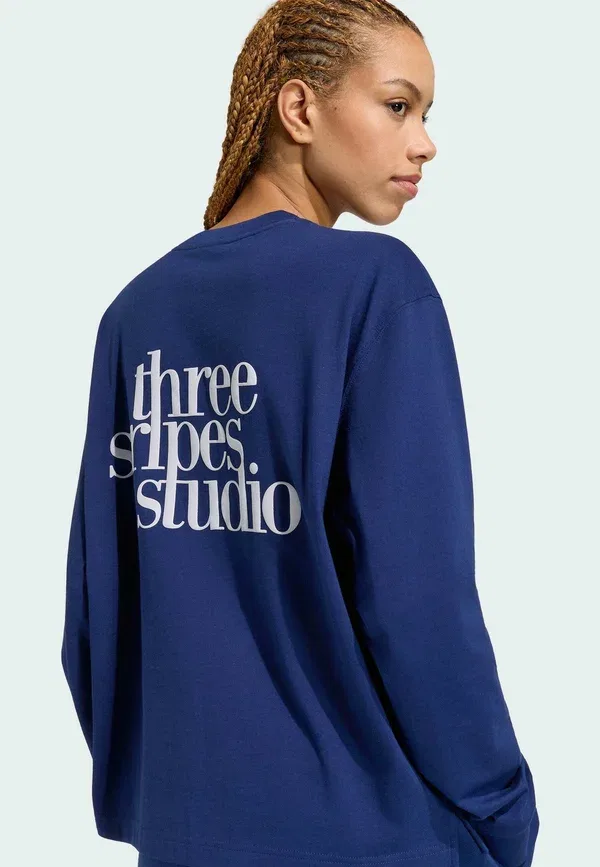 Футболка с длинным рукавом Adidas Sportswear 3 Stripes Studio Boyfriend Longsleeve Tee, темно-синий — фото 4