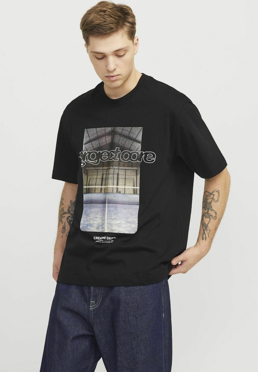 

Футболка с принтом RUNDHALSAUSSCHNITT Jack & Jones, черный
