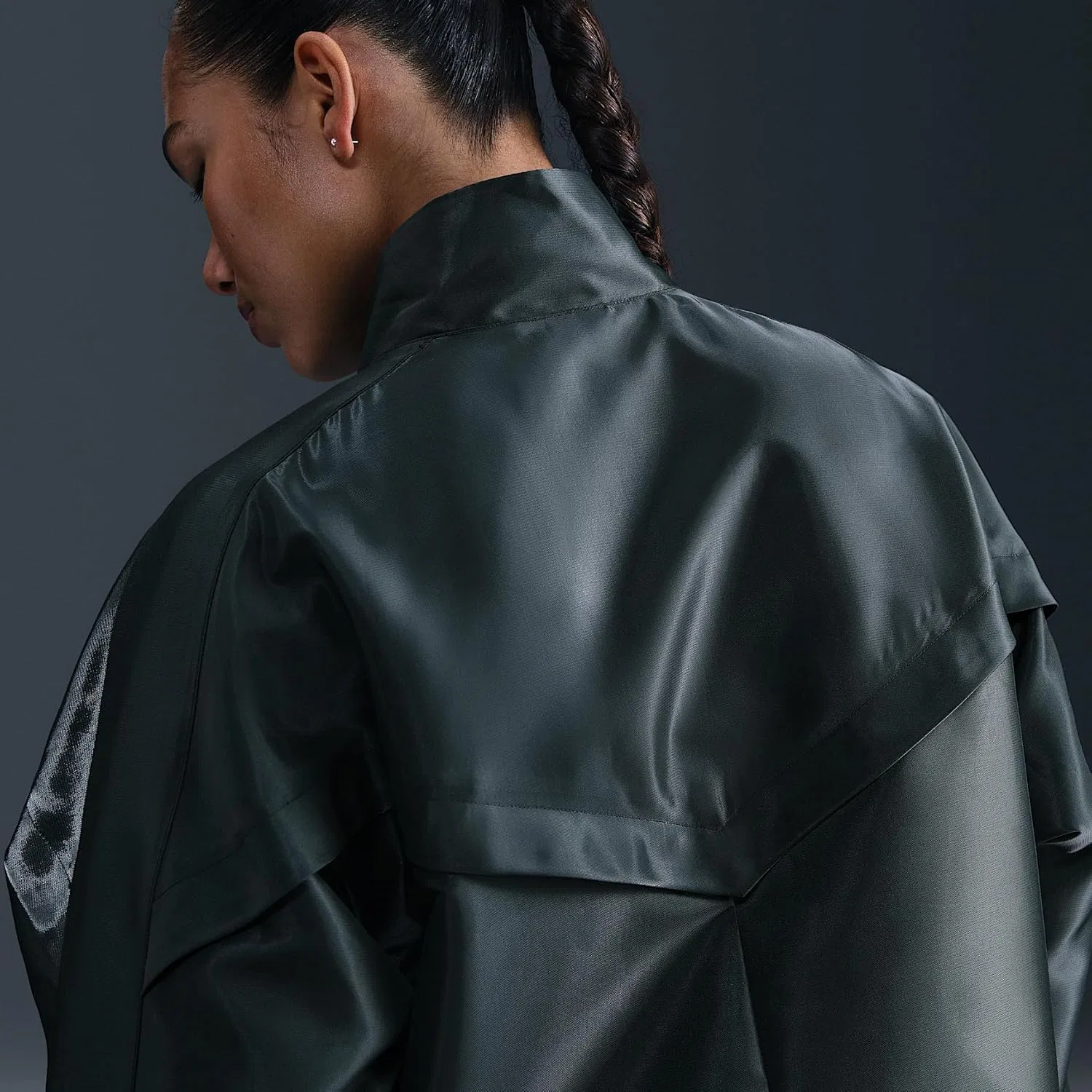 Куртка женская активная Nike Windrunner Shine, цвет Seaweed/Sail — фото 2
