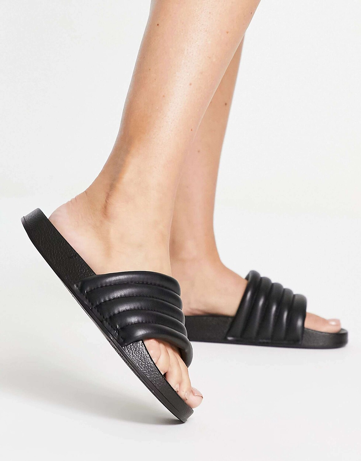 

Черные сандалии на плоской подошве Steve Madden Slay