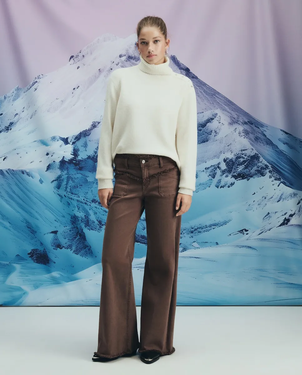 

Женский свитер с высоким воротником и заклепками Green Coast, экрю