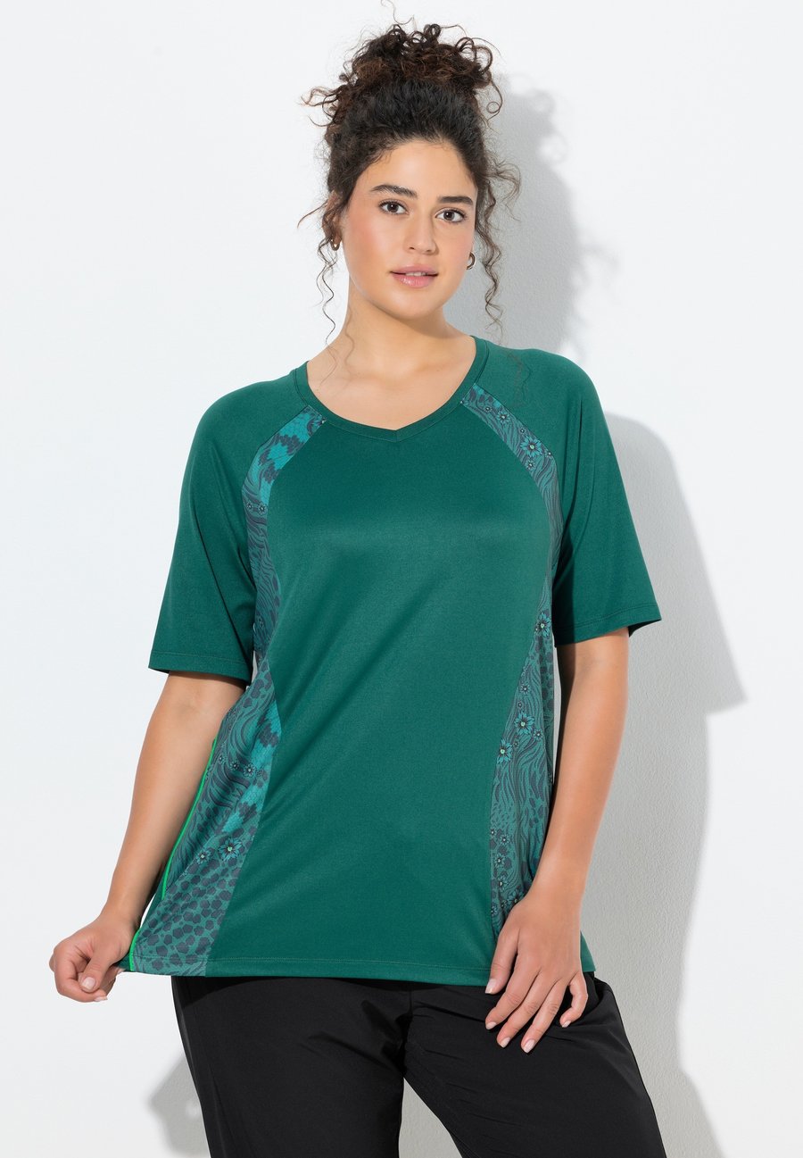 

Футболка Ulla Popken BLÜTEN LEO V-AUSSCHNITT HALBARM, Bottle Green/Green, Зеленый, Футболка Ulla Popken BLÜTEN LEO V-AUSSCHNITT HALBARM, Bottle Green/Green