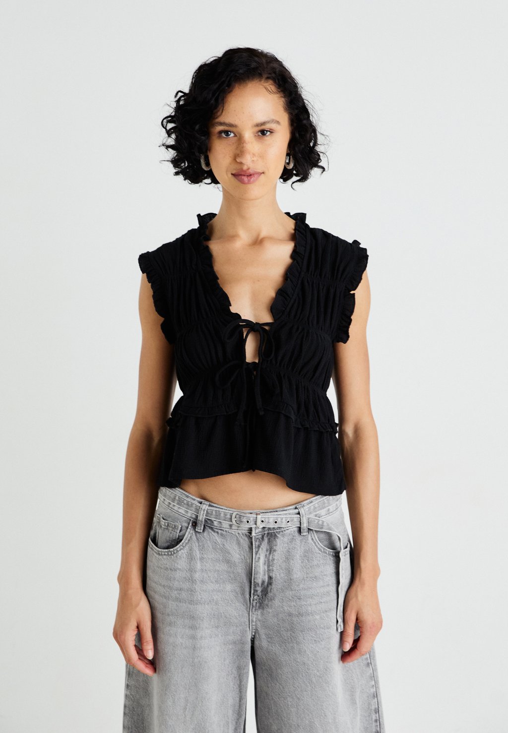 

Топ FRILL TIE FRONT Gina Tricot, черный
