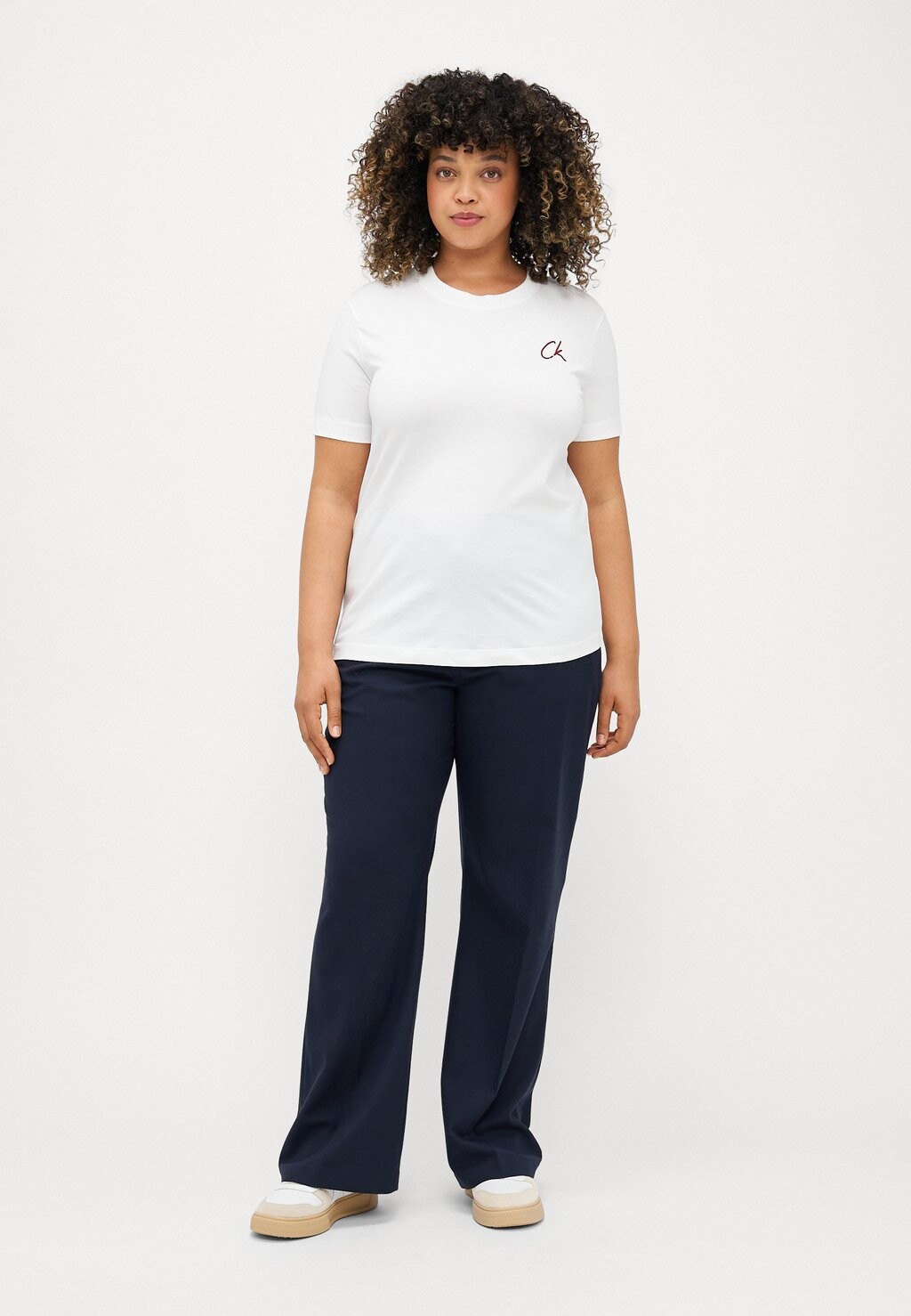 

Базовая футболка EMBROIDERED REGULAR TEE Calvin Klein Jeans Plus, белый