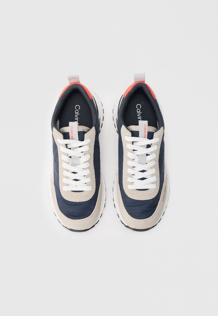 Кроссовки Calvin Klein Jeans Trainers, Desert Taupe/Navy/Tomato Cherry/Taupe — фото 4