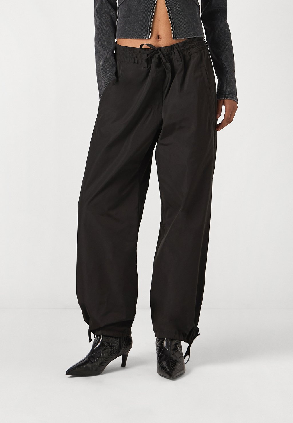 

Брюки AETHER PIN PARACHUTE PANTS PEQUS, черный