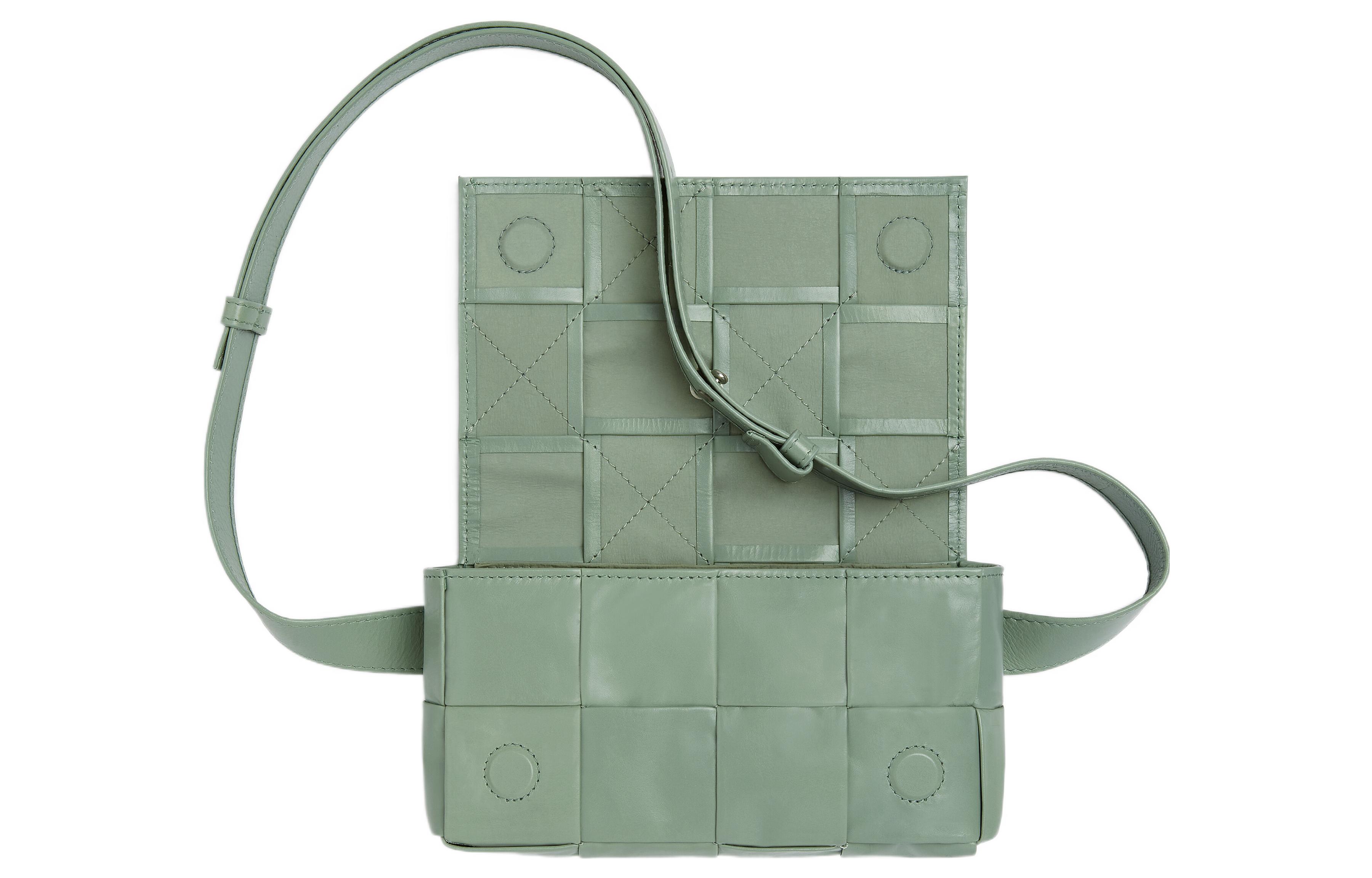 Bottega Veneta Cassette Belt Cow Leather Box Bag, поясная сумка-косметичка для фотоаппарата, мини-кроссбоди для мужчин, Sage Green — фото 3
