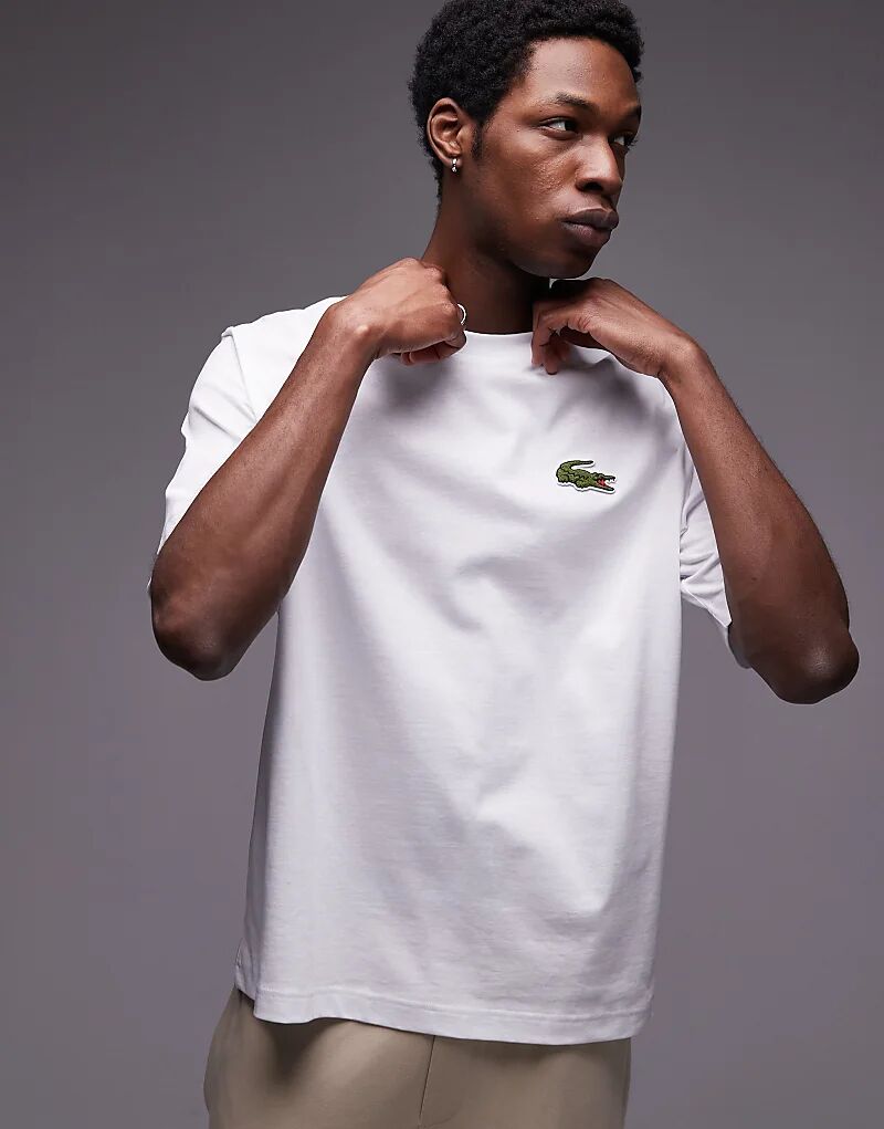 

Футболка оверсайз белого цвета с крупным вышитым логотипом Lacoste