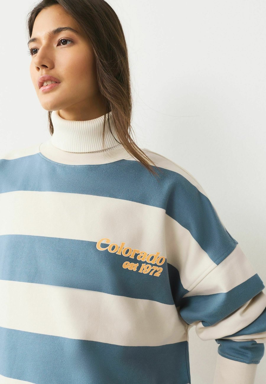 Толстовка Next STRIPED GRAPHIC COLARADO CITY LONGSLEEVE CREWNECK , Blue Ecru/Blue — фото 3