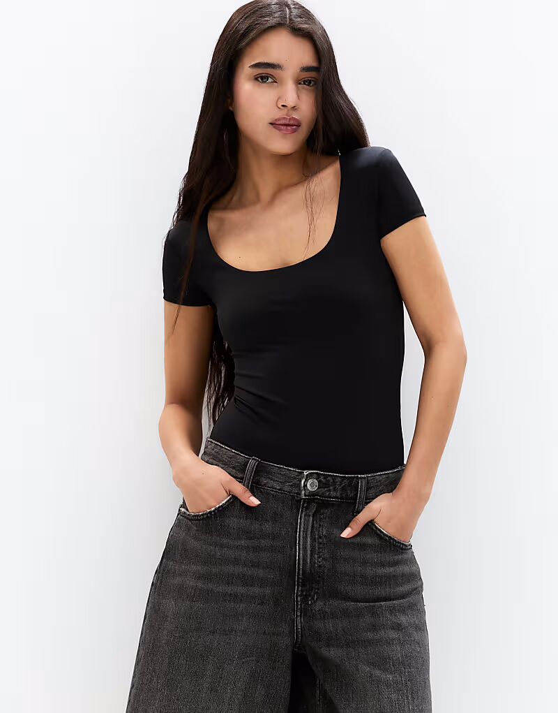 

Боди Pull&Bear из полиамида с круглым вырезом и короткими рукавами черного цвета