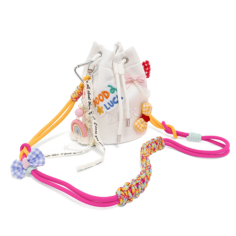 Сумка-косметичка Dior 811 DIY Bucket Bag с разноцветными нашивками и брелоками, мультиколор — фото 3