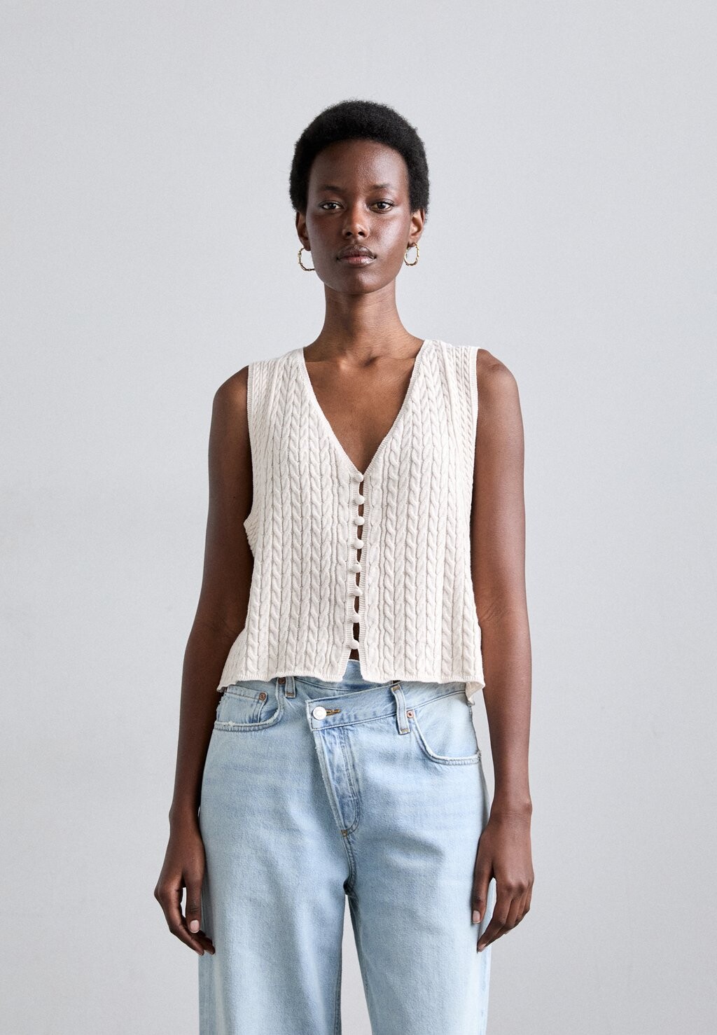 

Жилет CABLED BUTTON VEST KNITID, бежевый