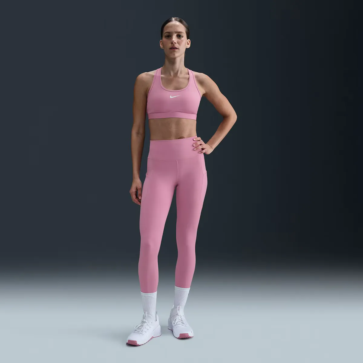 

Женская футболка Nike со средней поддержкой Swoosh, розовый